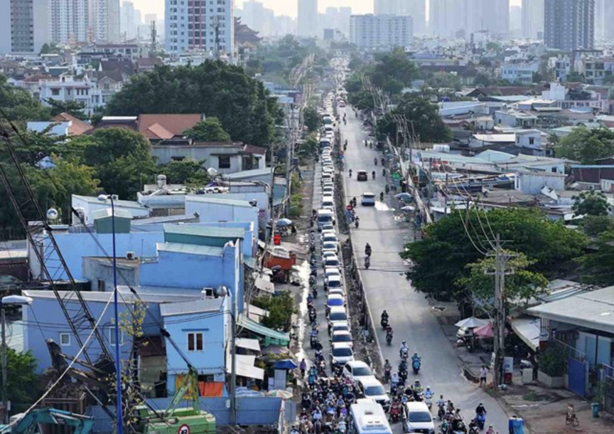 Người dân di chuyển khó khăn trên đường Lương Định Của (đoạn Nguyễn Hoàng đi nút giao An Phú, TP Thủ Đức) do thi công dang dở. (Ảnh: Minh Quân/Báo Lao động)