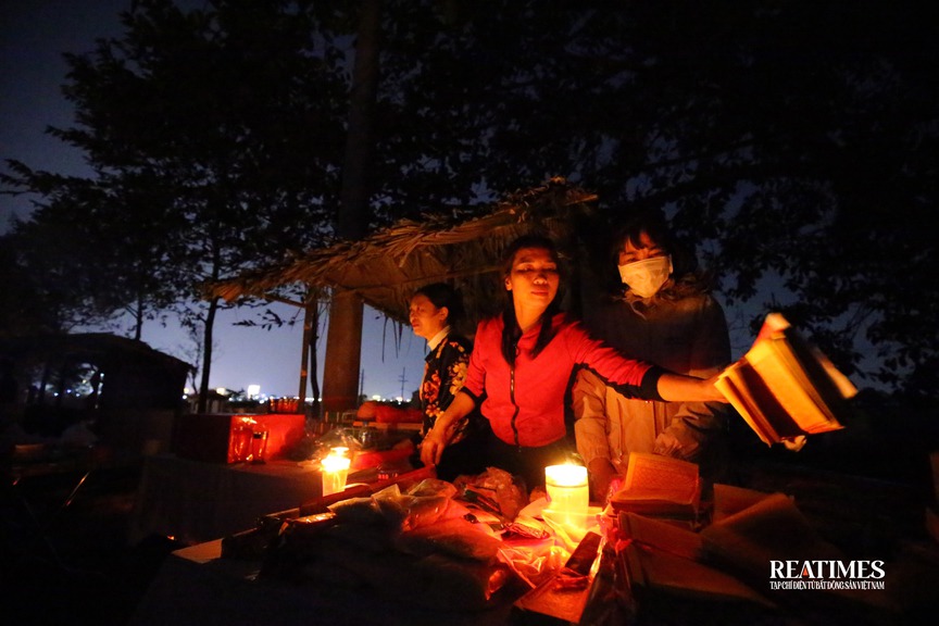 Độc đáo phiên chợ âm dương mua bán trong bóng tối ở Bắc Ninh- Ảnh 1.