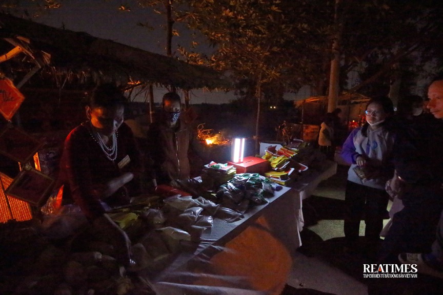 Độc đáo phiên chợ âm dương mua bán trong bóng tối ở Bắc Ninh- Ảnh 22.