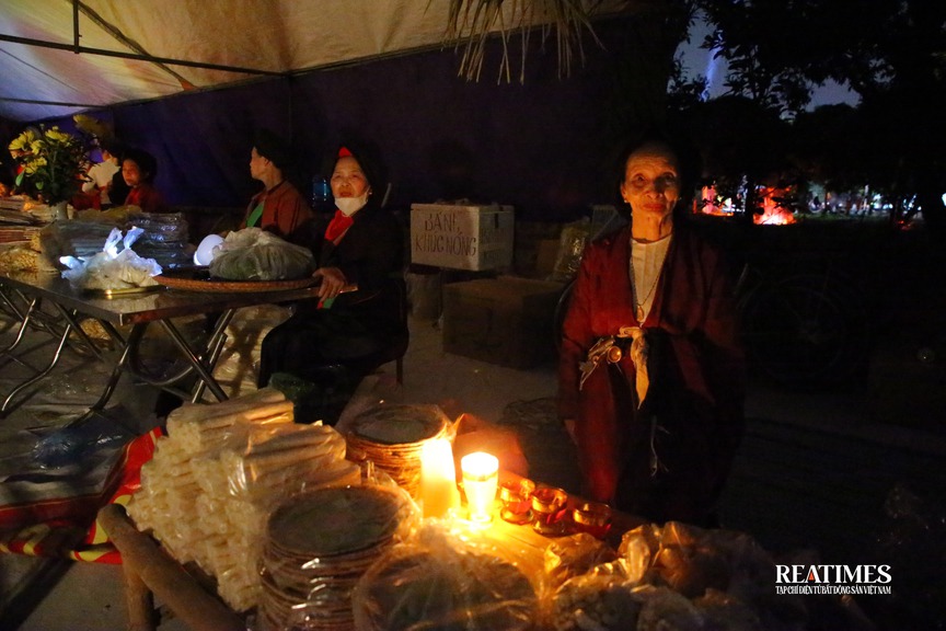 Độc đáo phiên chợ âm dương mua bán trong bóng tối ở Bắc Ninh- Ảnh 4.