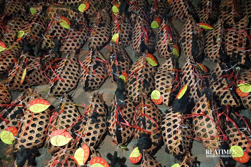 Độc đáo phiên chợ âm dương mua bán trong bóng tối ở Bắc Ninh- Ảnh 10.