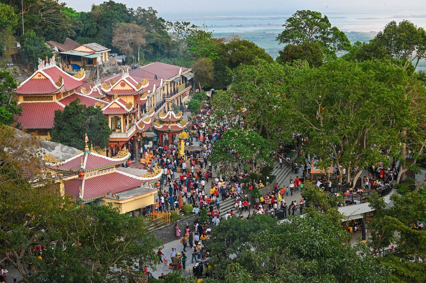 Hơn 200 nghìn du khách đổ về Tây Ninh tham dự Lễ khai mạc Hội xuân Núi Bà Đen- Ảnh 2.