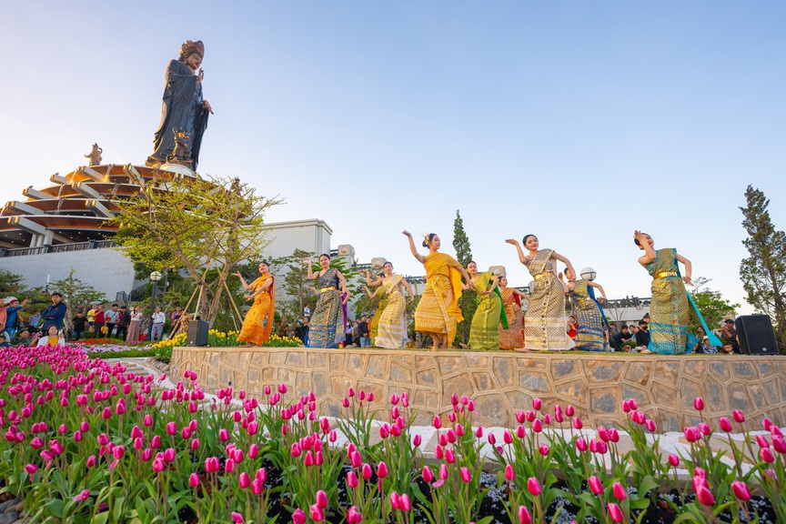 Hơn 200 nghìn du khách đổ về Tây Ninh tham dự Lễ khai mạc Hội xuân Núi Bà Đen- Ảnh 4.