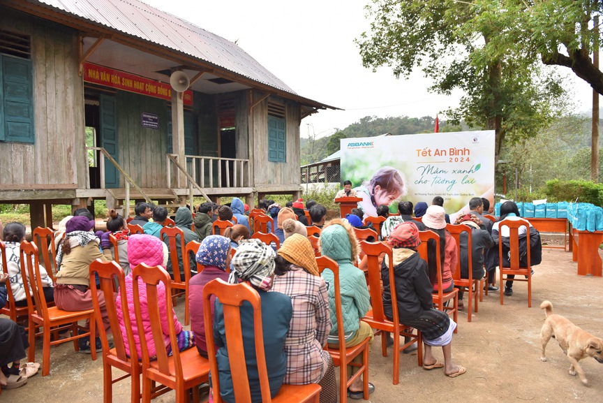 Tết An Bình 2024: ABBANK gây quỹ tài trợ 50.000 cây gỗ lớn cho người dân Quảng Bình- Ảnh 3.