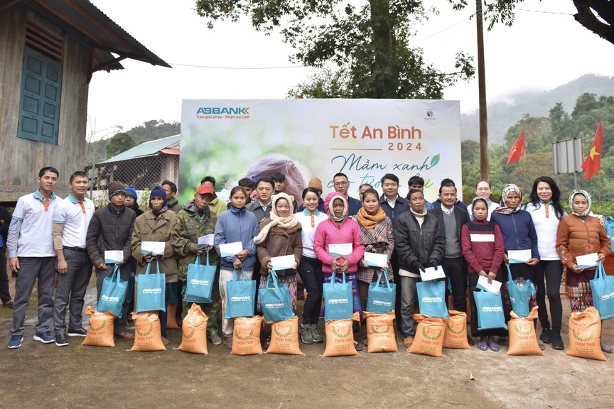 Tết An Bình 2024: ABBANK gây quỹ tài trợ 50.000 cây gỗ lớn cho người dân Quảng Bình- Ảnh 12.
