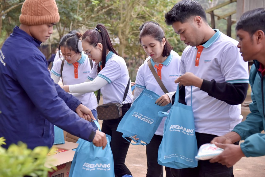 Tết An Bình 2024: ABBANK gây quỹ tài trợ 50.000 cây gỗ lớn cho người dân Quảng Bình- Ảnh 13.