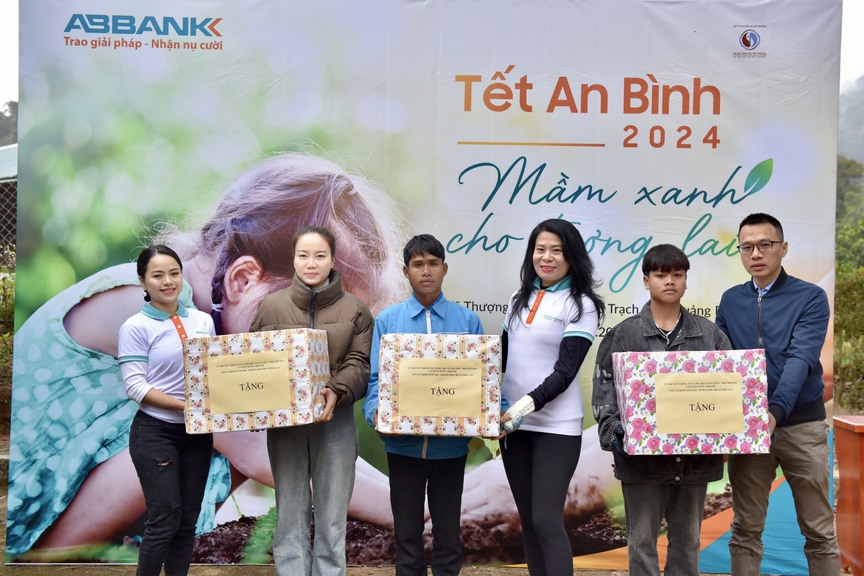 Tết An Bình 2024: ABBANK gây quỹ tài trợ 50.000 cây gỗ lớn cho người dân Quảng Bình- Ảnh 17.