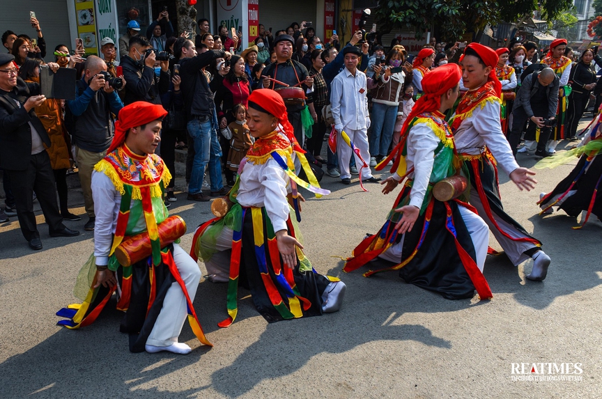 Độc đáo điệu múa "con đĩ đánh bồng" ở làng Triều Khúc, Hà Nội- Ảnh 3.