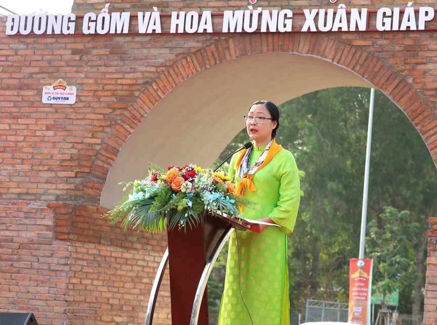Vĩnh Long đón nhận bằng xác lập kỷ lục “Đường gốm đỏ và hoa dài nhất Việt Nam"- Ảnh 3.