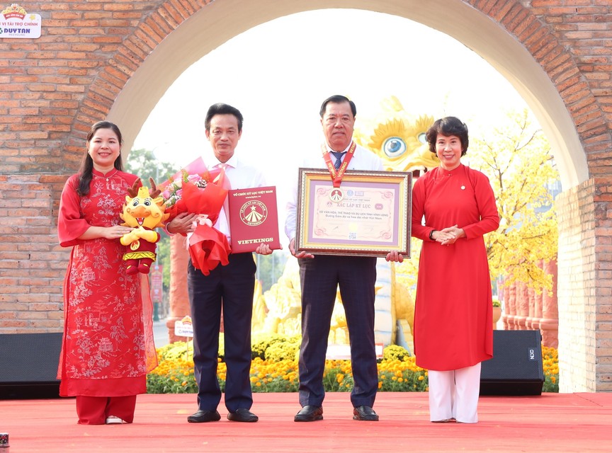 Vĩnh Long đón nhận bằng xác lập kỷ lục “Đường gốm đỏ và hoa dài nhất Việt Nam"- Ảnh 4.
