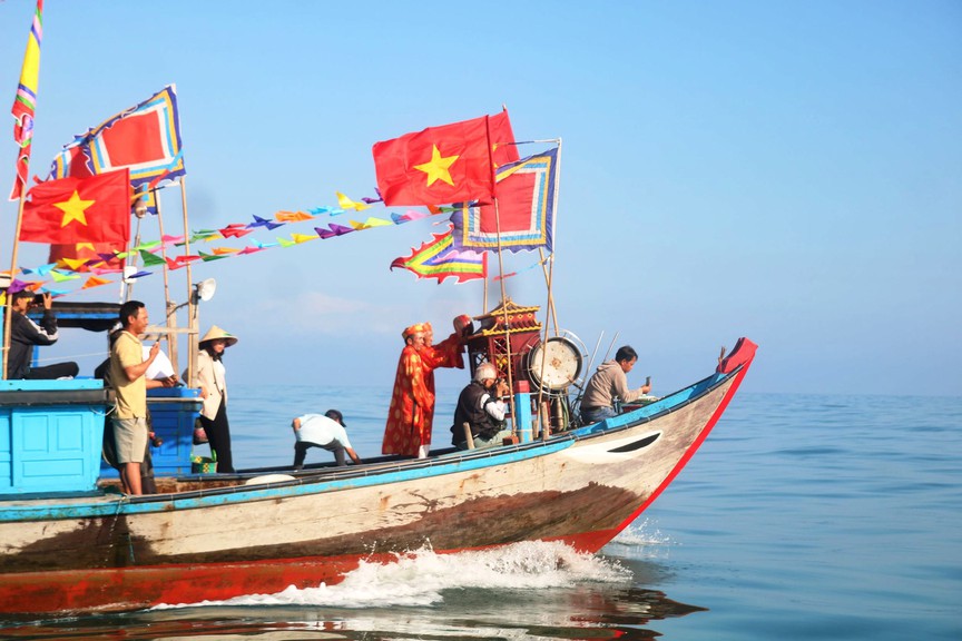 Người dân vùng biển Đà Nẵng, Quảng Nam tổ chức lễ hội cầu ngư mong vụ mùa bội thu- Ảnh 6.