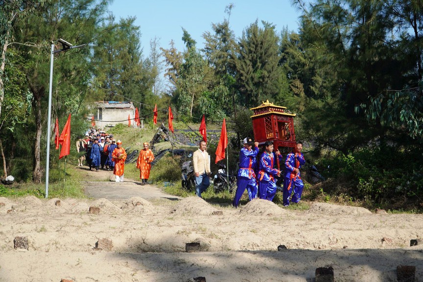 Người dân vùng biển Đà Nẵng, Quảng Nam tổ chức lễ hội cầu ngư mong vụ mùa bội thu- Ảnh 9.