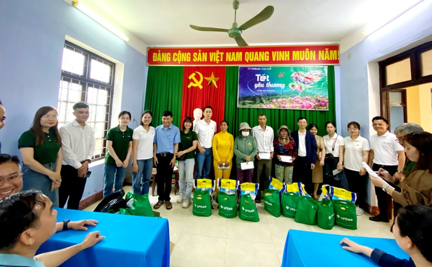 VPBank Cụm Huế: Mang Tết đến với Hội người mù huyện A Lưới- Ảnh 3.