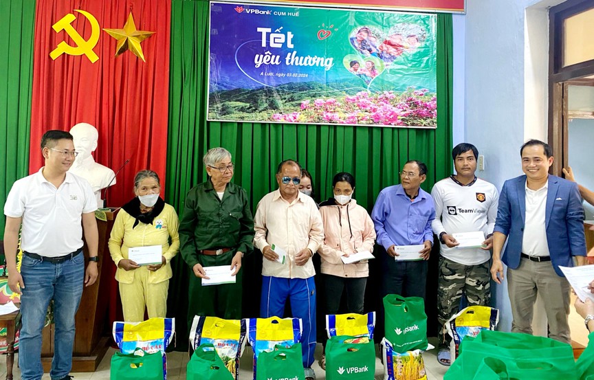 VPBank Cụm Huế: Mang Tết đến với Hội người mù huyện A Lưới- Ảnh 2.