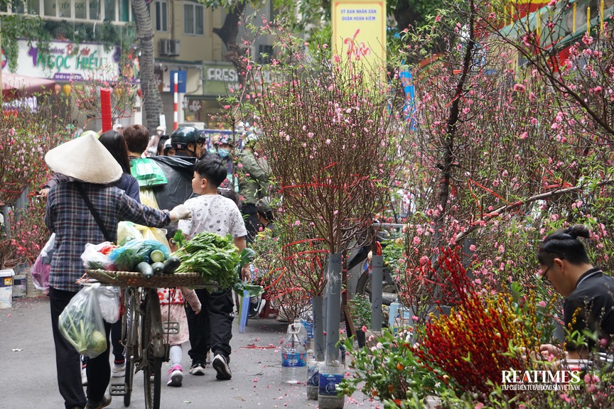 Chợ hoa Hàng Lược - khơi gợi Tết Hà Nội trong ký ức- Ảnh 17.