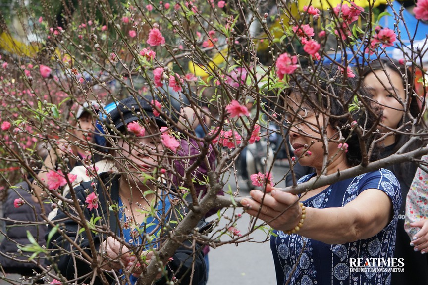 Chợ hoa Hàng Lược - khơi gợi Tết Hà Nội trong ký ức- Ảnh 2.
