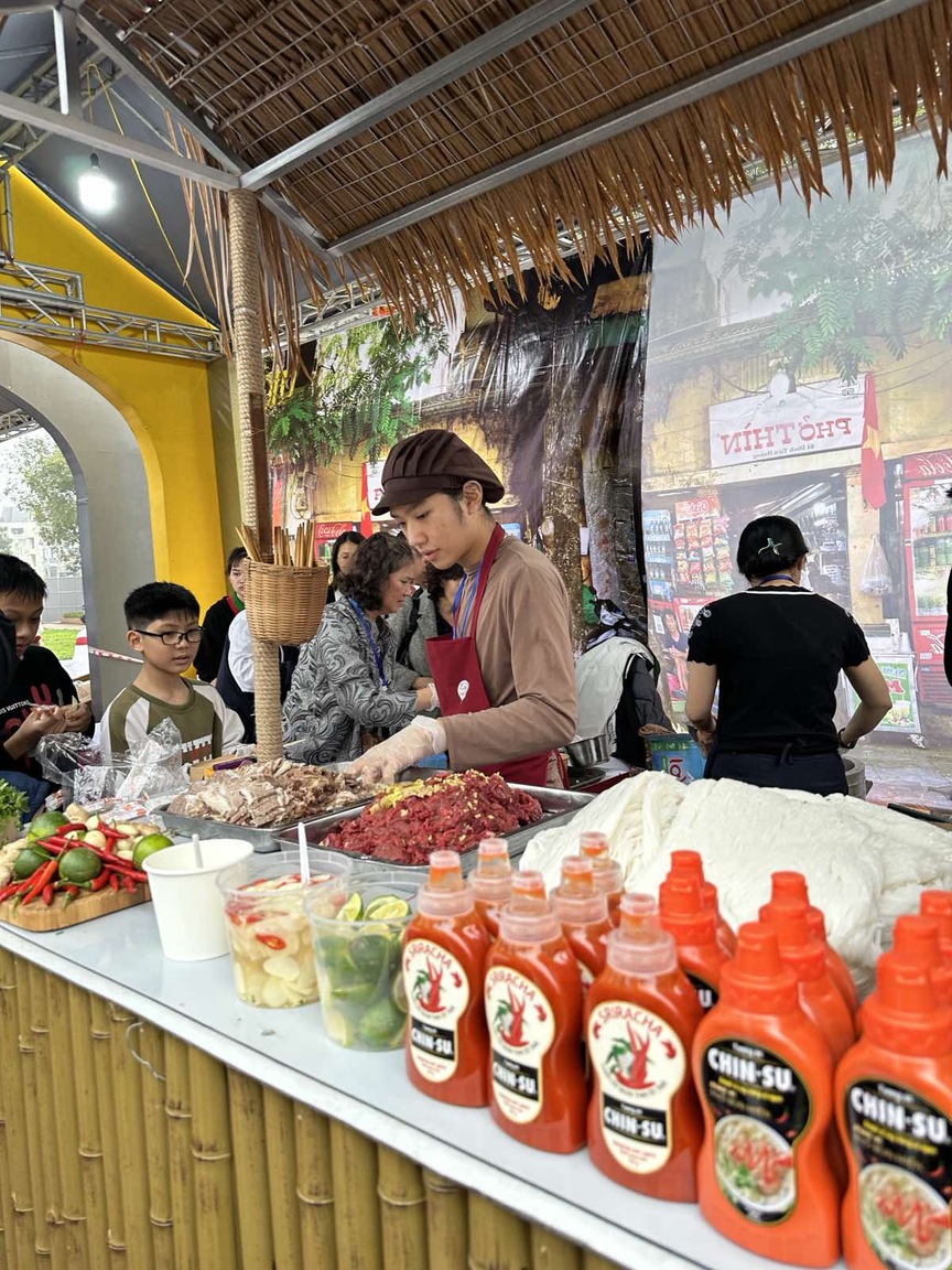 Khách tham gia Festival Phở 2024 xuýt xoa với tương ớt CHIN-SU Sriracha- Ảnh 1.