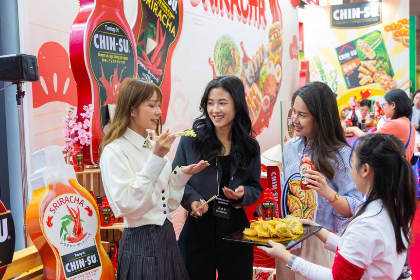 Khách tham gia Festival Phở 2024 xuýt xoa với tương ớt CHIN-SU Sriracha- Ảnh 3.