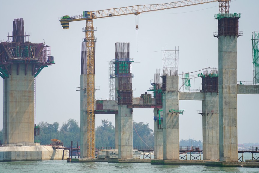 Cận cảnh công trình cầu vượt cửa biển dài nhất miền Trung sắp hoàn thành- Ảnh 6.