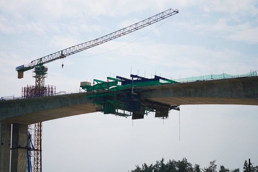 Cận cảnh công trình cầu vượt cửa biển dài nhất miền Trung sắp hoàn thành- Ảnh 5.