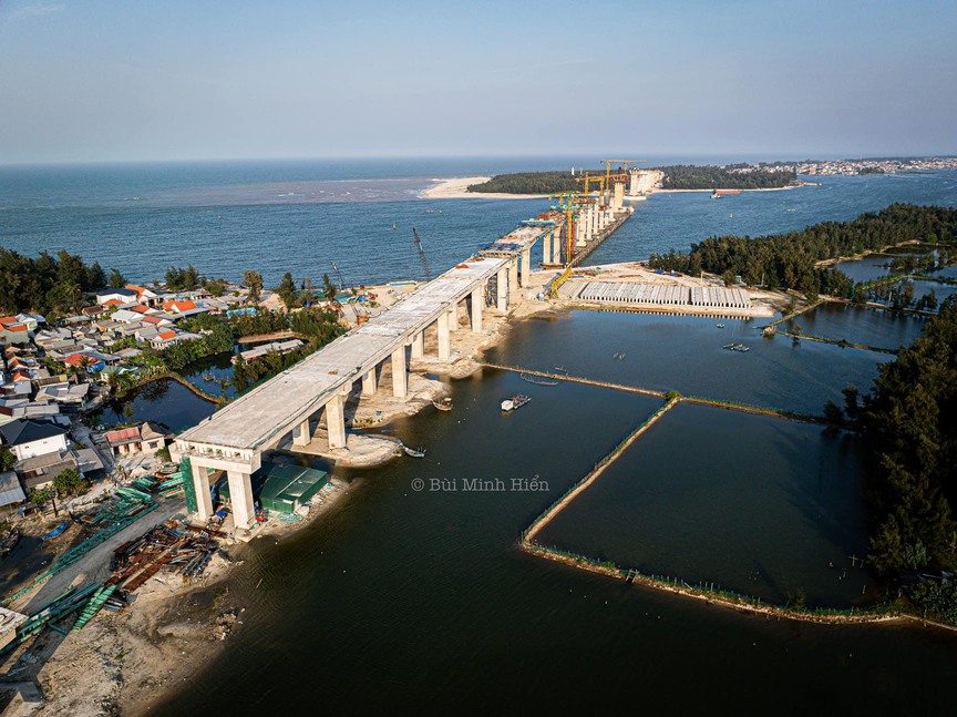 Cận cảnh công trình cầu vượt cửa biển dài nhất miền Trung sắp hoàn thành- Ảnh 1.