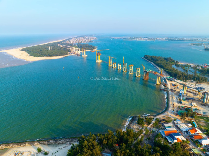 Cận cảnh công trình cầu vượt cửa biển dài nhất miền Trung sắp hoàn thành- Ảnh 8.