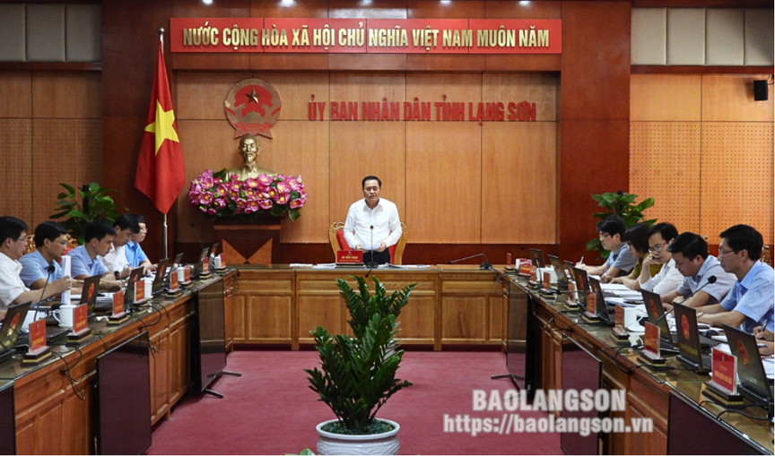 Đồng chí Hồ Tiến Thiệu, Phó Bí thư Tỉnh uỷ, Chủ tịch UBND tỉnh Lạn Sơn phát biểu kết luận cuộc họp.