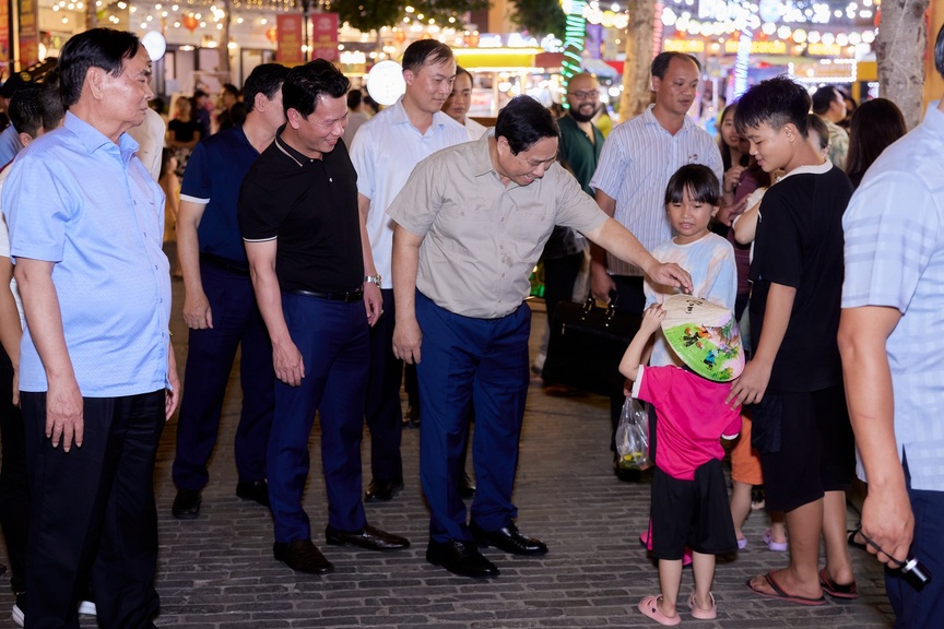 Thủ tướng Phạm Minh Chính khảo sát các dự án tại Thị trấn Hoàng Hôn, Phú Quốc- Ảnh 9.