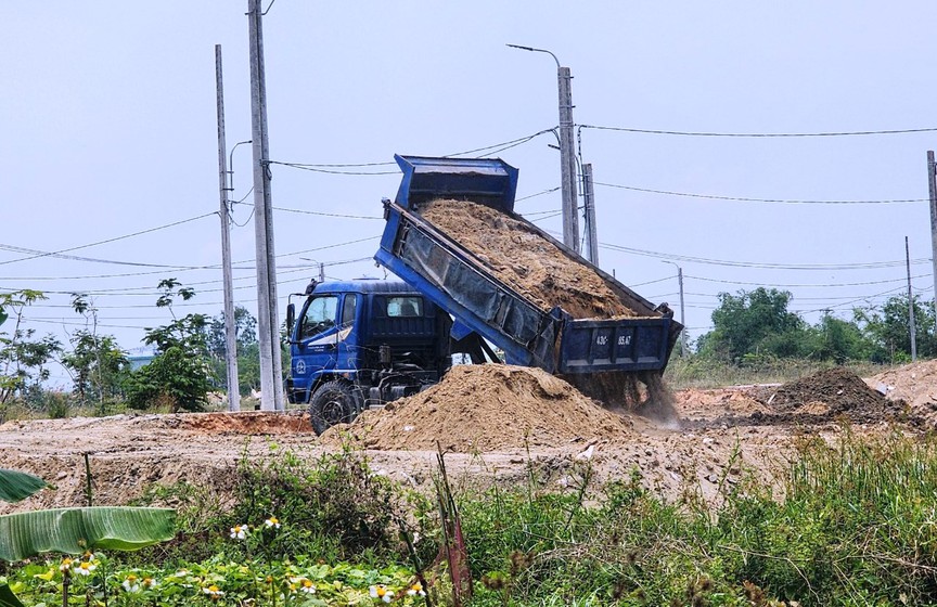 Dùng bùn đất, phế thải xây dựng san lấp mặt bằng tại dự án Cầu Hưng - Lai Nghi, Quảng Nam- Ảnh 3.