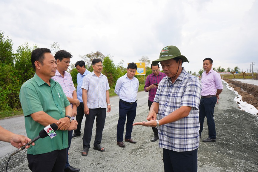 Chủ tịch UBND tỉnh Cà Mau kiểm tra tiến độ dự án đầu tư nâng cấp, mở rộng tuyến đường Cái Nước - Vàm Đình - Cái Đôi Vàm- Ảnh 1.