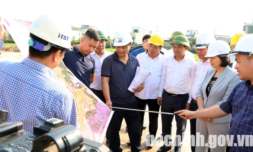 Chủ tịch UBND tỉnh Nguyễn Hương Giang (thứ 2 từ phải qua), Phó Chủ tịch UBND tỉnh Ngô Tân Phượng (thứ 3 từ phải qua) kiểm tra tại công trường gói thầu số 15, địa phận huyện Gia Bình.