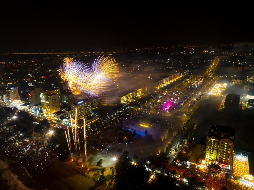 Pháo hoa thắp sáng Quảng trường biển Sầm Sơn thu hút hàng trăm ngàn du khách chen chân thưởng thức  - Ảnh 1.
