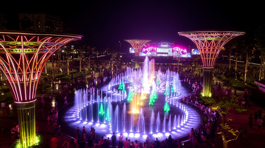 Pháo hoa thắp sáng Quảng trường biển Sầm Sơn thu hút hàng trăm ngàn du khách chen chân thưởng thức  - Ảnh 10.