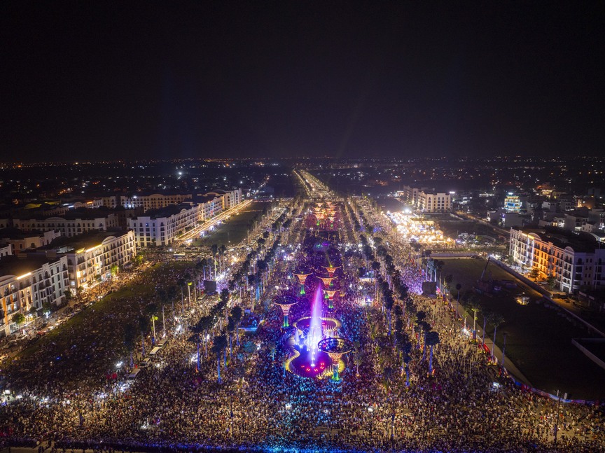 Pháo hoa thắp sáng Quảng trường biển Sầm Sơn thu hút hàng trăm ngàn du khách chen chân thưởng thức  - Ảnh 11.