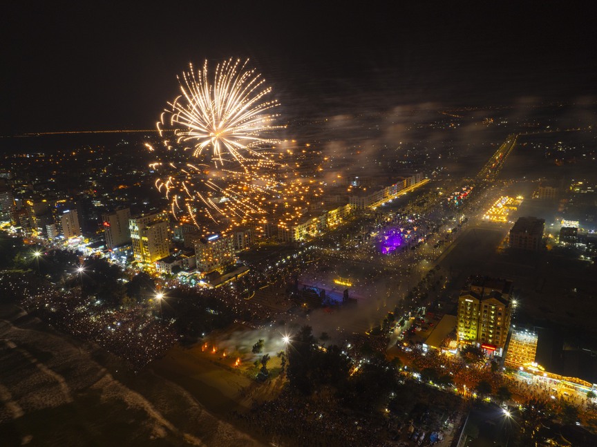 Pháo hoa thắp sáng Quảng trường biển Sầm Sơn thu hút hàng trăm ngàn du khách chen chân thưởng thức  - Ảnh 9.