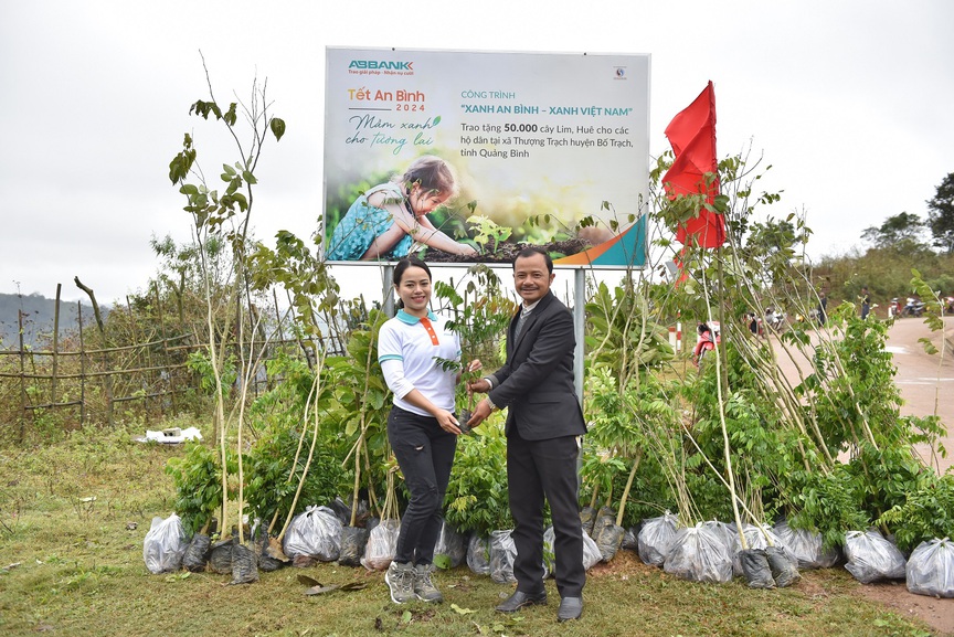 ABBANK thành công gây quỹ 50.000 cây gỗ lớn cho các gia đình khó khăn tỉnh Quảng Bình
- Ảnh 1.