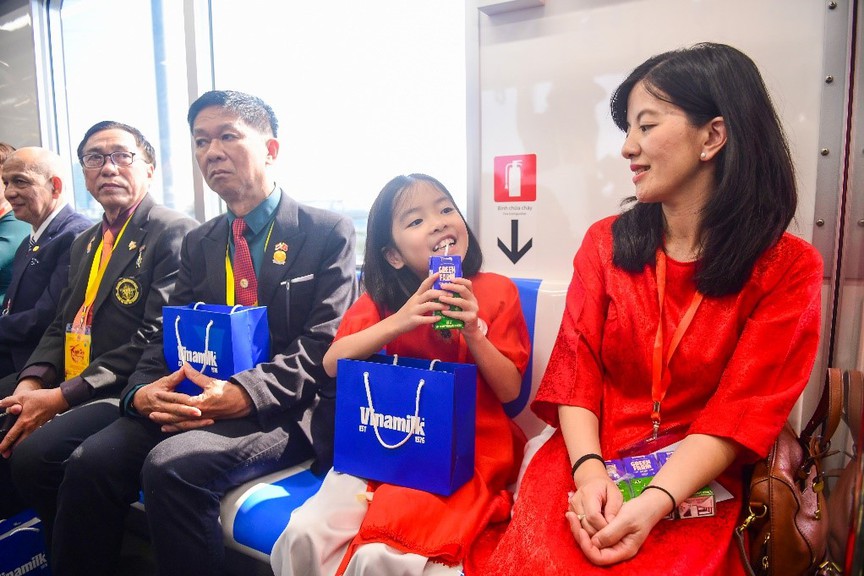 Hàng nghìn sản phẩm Vinamilk "theo chân" kiều bào trả nghiệm tuyến metro Bến Thành - Suối Tiên- Ảnh 5.