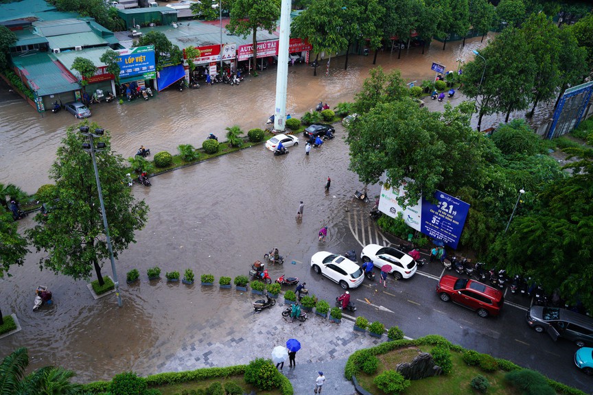 Hà Nội mưa to, nhiều tuyến đường ngập sâu, ùn tắc- Ảnh 15.