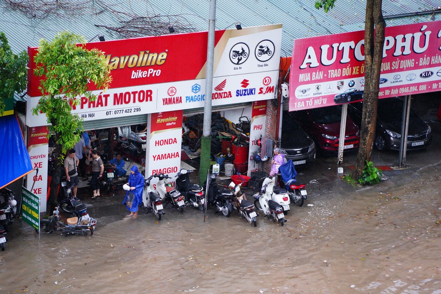 Hà Nội mưa to, nhiều tuyến đường ngập sâu, ùn tắc- Ảnh 8.