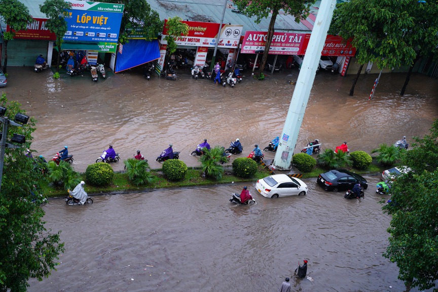 Hà Nội mưa to, nhiều tuyến đường ngập sâu, ùn tắc- Ảnh 5.