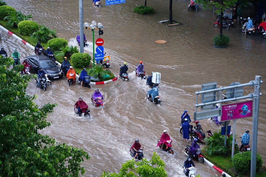 Hà Nội mưa to, nhiều tuyến đường ngập sâu, ùn tắc- Ảnh 2.