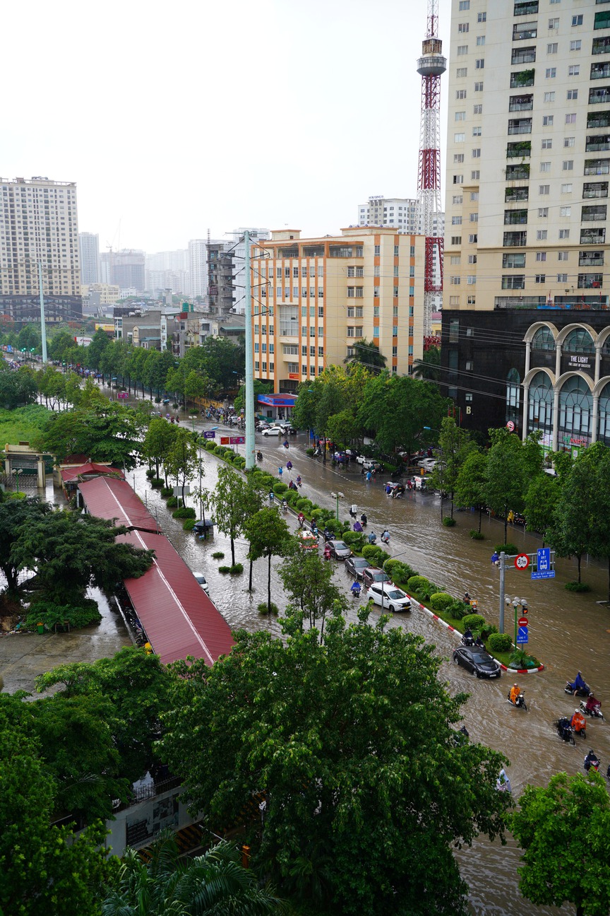 Hà Nội mưa to, nhiều tuyến đường ngập sâu, ùn tắc- Ảnh 11.