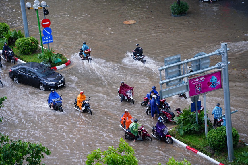 Hà Nội mưa to, nhiều tuyến đường ngập sâu, ùn tắc- Ảnh 10.