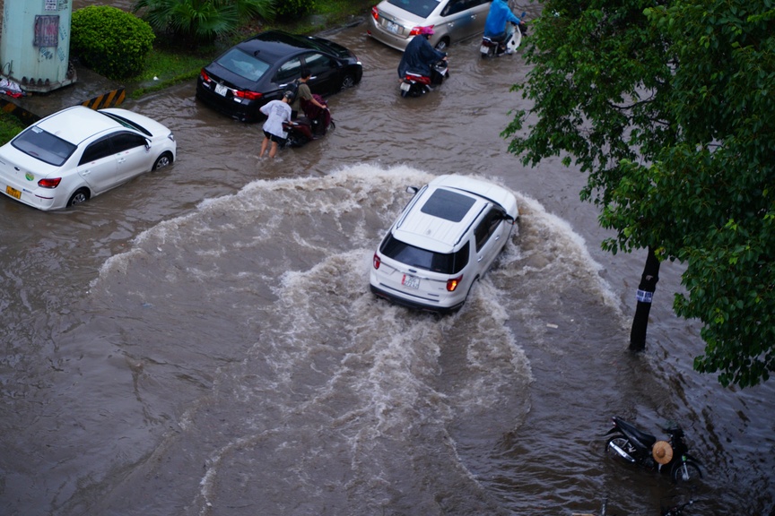 Hà Nội mưa to, nhiều tuyến đường ngập sâu, ùn tắc- Ảnh 4.