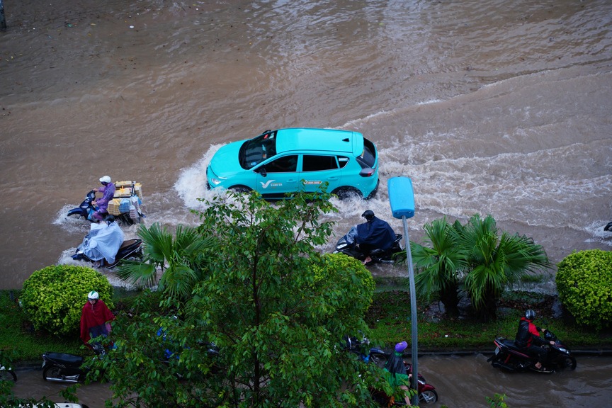 Hà Nội mưa to, nhiều tuyến đường ngập sâu, ùn tắc- Ảnh 13.