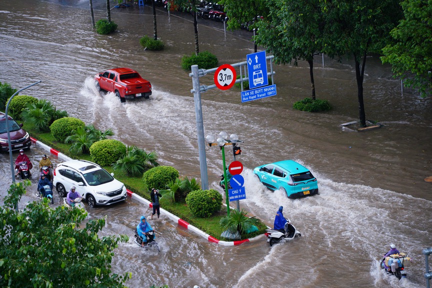 Hà Nội mưa to, nhiều tuyến đường ngập sâu, ùn tắc- Ảnh 12.