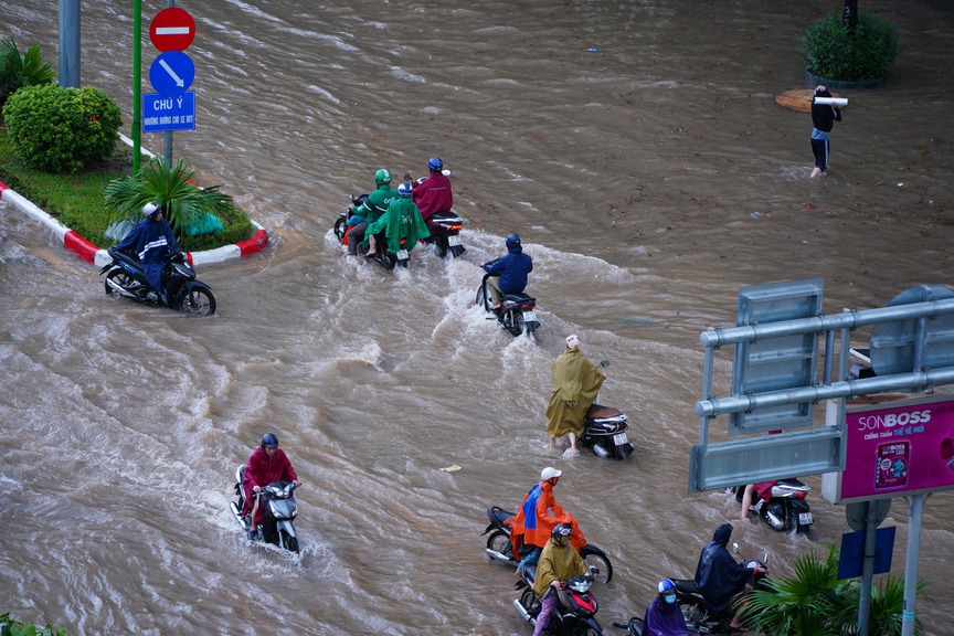 Hà Nội mưa to, nhiều tuyến đường ngập sâu, ùn tắc- Ảnh 6.