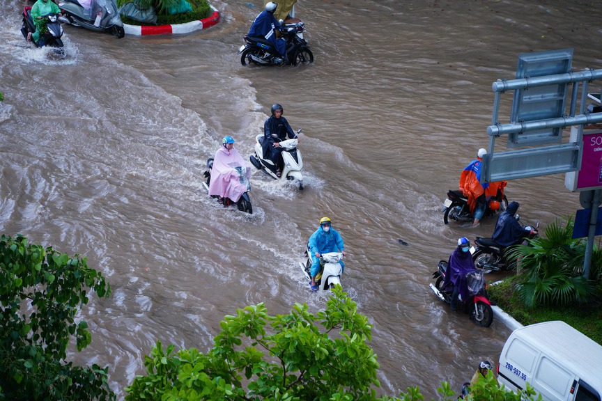 Hà Nội mưa to, nhiều tuyến đường ngập sâu, ùn tắc- Ảnh 14.