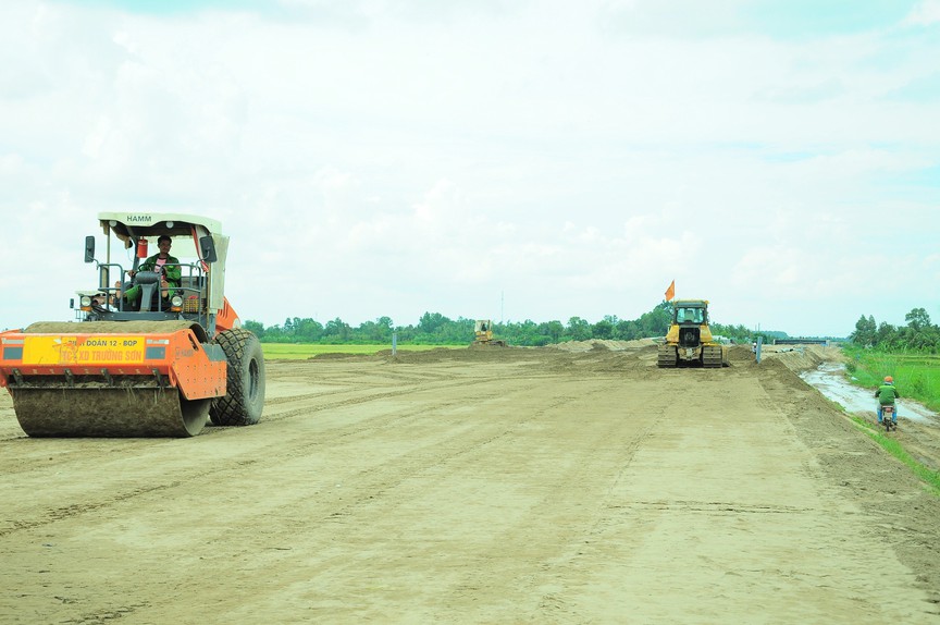 Phó Thủ tướng Trần Hồng Hà yêu cầu Ban quản lý dự án Mỹ Thuận rút kinh nghiệm liên quan đến cát- Ảnh 1.