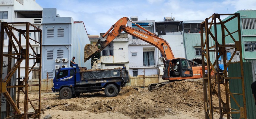 Đà Nẵng: Công trình xây dựng khách sạn trên đường Hoàng Kế Viêm đổ thải trái phép- Ảnh 1.